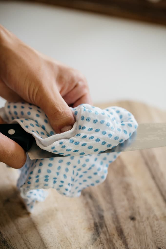 wiping of a knife with a wet dump cloth